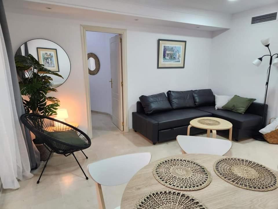 Apartment Beachfront Accommodation Estepona Eksteriør billede