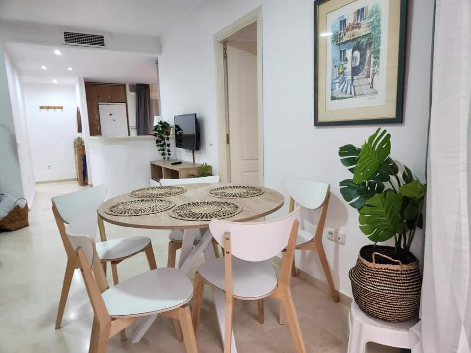 Apartment Beachfront Accommodation Estepona Eksteriør billede