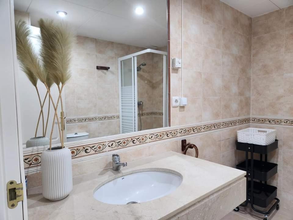 Apartment Beachfront Accommodation Estepona Eksteriør billede