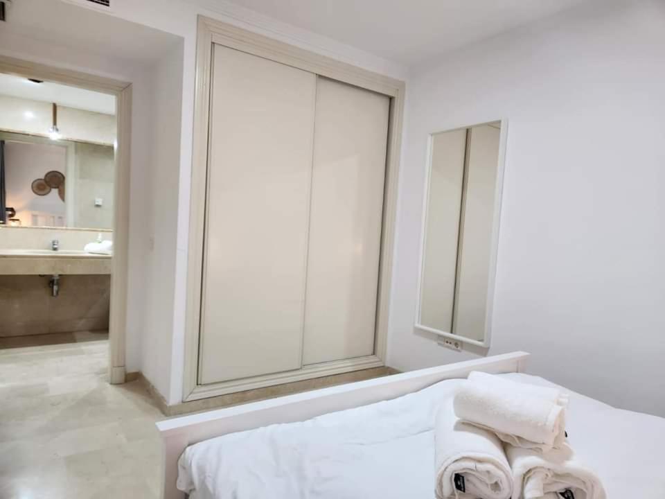 Apartment Beachfront Accommodation Estepona Eksteriør billede
