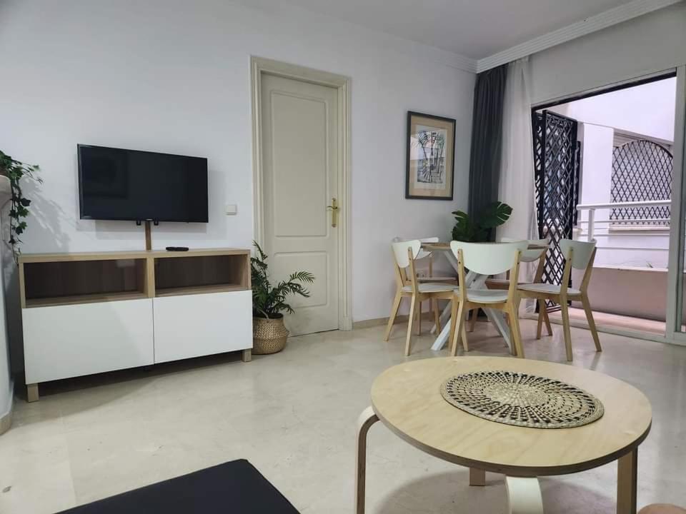 Apartment Beachfront Accommodation Estepona Eksteriør billede