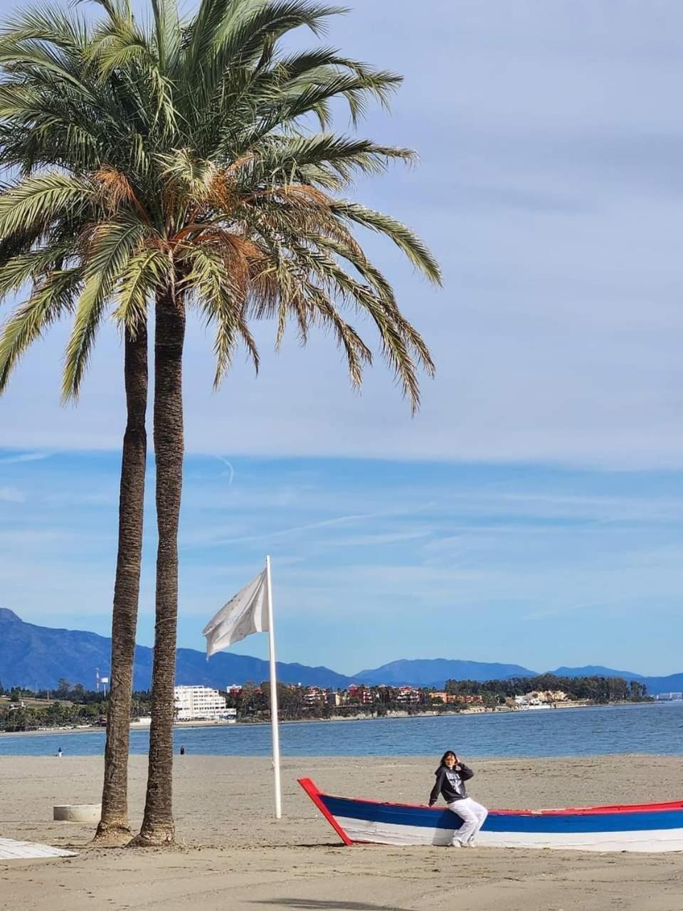 Apartment Beachfront Accommodation Estepona Eksteriør billede